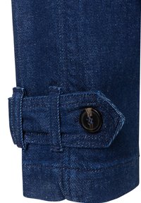 Dunkelblaue Jeanshose mit rechteckigem Saum, der eine Falte, sichtbare Nähte und einen schwarzen Knopf mit einer eingefädelten Schlaufe aufweist.