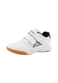 Scarpa sportiva bianca in materiale sintetico con design trapuntato, cinturini in velcro e suola in gomma. Dettaglio del logo nero sul lato.