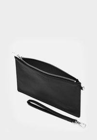 Portafoglio a pochette in pelle nera con superficie texturizzata, cerniera argentata e tracolla staccabile, caratterizzato da un design minimalista.