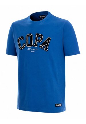 Blauw t-shirt met korte mouwen en ronde hals met "COPA" in vetgedrukte letters en "Football EST 1998" daaronder aan de voorkant, plus een klein COPA-label aan de zoom.