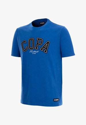 Blauw t-shirt met korte mouwen en ronde hals met "COPA" in vetgedrukte letters en "Football EST 1998" daaronder aan de voorkant, plus een klein COPA-label aan de zoom.
