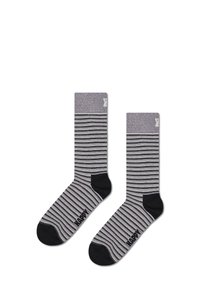 Chaussettes rayées grises avec des talons et des orteils noirs, dotées d'un revers gris uni et d'une petite étiquette logo. Fabriquées en tissu doux et respirant.