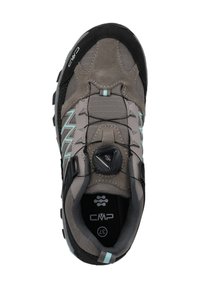 Zapato de senderismo gris con parte superior de tejido texturizado, ribete negro y acentos en azul verdoso. Presenta un sistema de cierre con Dial y una plantilla acolchada.