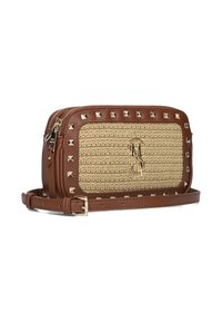 Bruine leren schoudertas met een geweven strook in het midden, versierd met gouden studs en een merkembleem aan de voorkant. Verstelbare schouderriem inbegrepen.