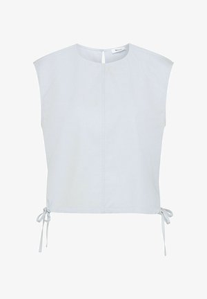 Jasnoniebieski top bez rękawów z okrągłym dekoltem, centralnym szwem, zapięciem na guziki z tyłu oraz regulowanymi troczkami po bokach u dołu.