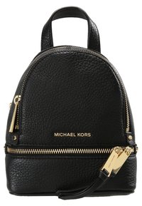 Černý kožený mini batoh s kulatým vrcholem, zlatými komponenty, vynikajícím názvem značky a strukturovaným povrchem. Dvoucestný zip a horní rukojeť.