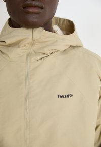 HUF UNISEX - Soft shell striukė - putty