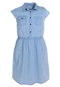 Robe en denim bleu clair avec des manches courtes, patte de boutonnage sur le devant, deux poches poitrine, taille élastique et jupe froncée. Texture douce, design décontracté.