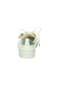 Weißer Sneaker mit metallic-silberner Ferse, glattem Leder-Obermaterial, runder Zehenpartie, flacher Gummisohle und Schnürverschluss. Verfügt über einen kleinen roten Akzent.