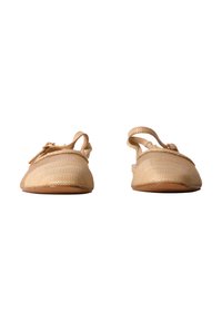 Sandales plates pour femmes en tissu tissé beige avec brides à la cheville et petits nœuds, présentées de face sur fond blanc.