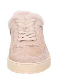Lichtbeige suède sneaker met pluche bontvoering, platte beige rubberen zool, vetersluiting en subtiele stikdetails.