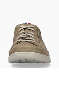 Baskets en daim beige avec un design perforé, lacets gris et un petit détail de drapeau français. Elles sont équipées d'une semelle en caoutchouc blanche pour une meilleure adhérence.