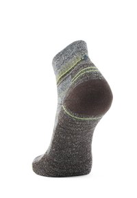 Calcetín marrón y gris con puño acanalado, que presenta patrones de rayas en verde y azul. Hecho de un material suave y texturizado, con un talón redondeado.