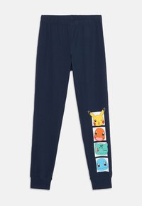 Tamno plave hlače s elastičnom gumom u struku, koje sadrže četiri šarena lica Pokémon likova—Pikachu, Charmander, Bulbasaur i Squirtle—na jednoj nozi.