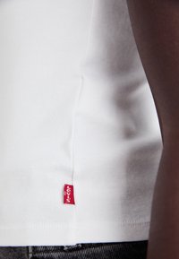 Levi's® EFFORTLESS TEE - Navadna majica - white
