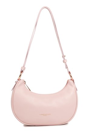 Weiche, rosafarbene Leder-Schultertasche in Form eines Halbmonds mit verstellbarem Riemen, goldfarbenen Beschlägen und dem eingeprägten "Lancaster Paris"-Logo auf der Vorderseite.