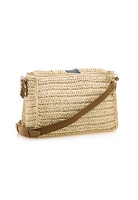 Borsa in paglia intrecciata di forma rettangolare, con tracolla in pelle cammello e un accento blu nella parte superiore. Presenta fibre naturali texture.