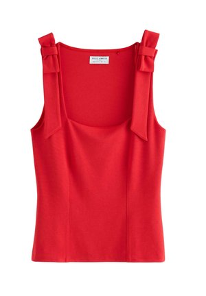 Rød ærmeløs top med firkantet udskæring, struktureret stof og to sløjfedetaljer på skuldrene. Mærket siger "Holly & Whyte."