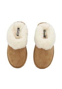 Pantofole in suede marrone con fodera in pelliccia sintetica bianca, design aperto sul retro e suole testurizzate per un grip ottimale. Include un'etichetta del marchio visibile all'interno.