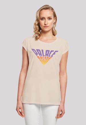 Beige Kurzarm-T-Shirt mit Rundhalsausschnitt, das ein mehrfarbiges "PALACE ARCADE"-Motiv in Lila, Orange und Gelb zeigt.
