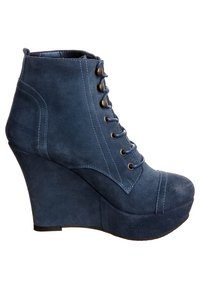 Stivaletti alla caviglia in suede blu con tacco a zeppa, lacci anteriori, punta rotonda e finitura testurizzata, dotati di occhielli in metallo e suola platform spessa.