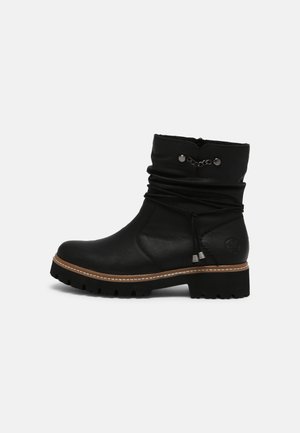 Bottines en cuir noir avec un design plié, bout rond et semelle rembourrée. Présente des éléments décoratifs et une bordure brun cousue.