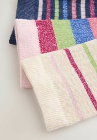 Weiche Strickschals in drei Farben: dunkelblau mit Streifen, rosa mit mehrfarbigen Akzenten und cremefarben mit dünnen roten und grünen Streifen.