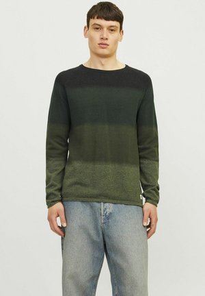 Suéter de manga larga con degradado verde, que presenta texturas, un escote redondo y puños acanalados, combinado con jeans de mezclilla azul claro.