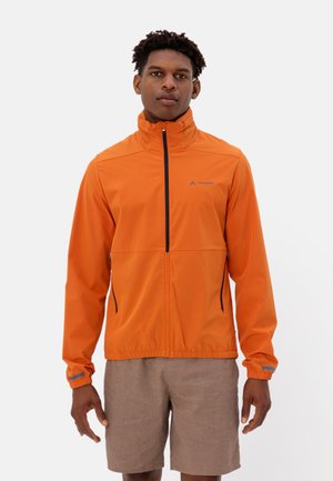 Oranje lichtgewicht jack met een hoge kraag, ritssluiting aan de voorkant, elastische manchetten en twee zijzakken. Heeft contrasterende donkerblauwe accenten.