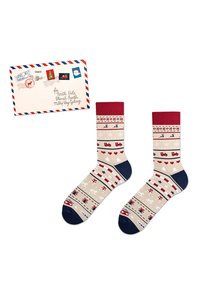 Skarpety do kolan z beżowym tłem oraz czerwonymi i granatowymi akcentami, tematyczne wzory świąteczne z reniferami i serduszkami. Materiał z domieszką bawełny.