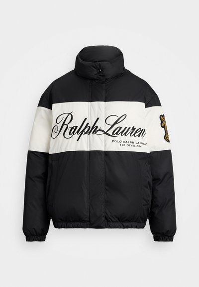 Czarna i biała kurtka puchowa z wysokim kołnierzem, z dużym logo "Ralph Lauren", zamek z przodu oraz elastyczne mankiety i dół.