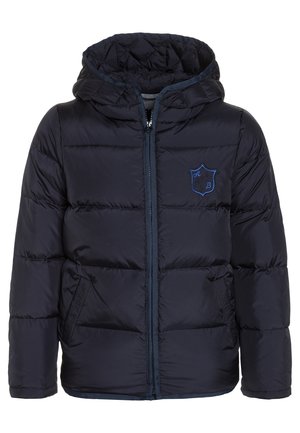 Veste matelassée pour enfants bleu marine avec capuche, fermeture éclair à l'avant, deux poches latérales et petit logo écusson brodé sur la poitrine.