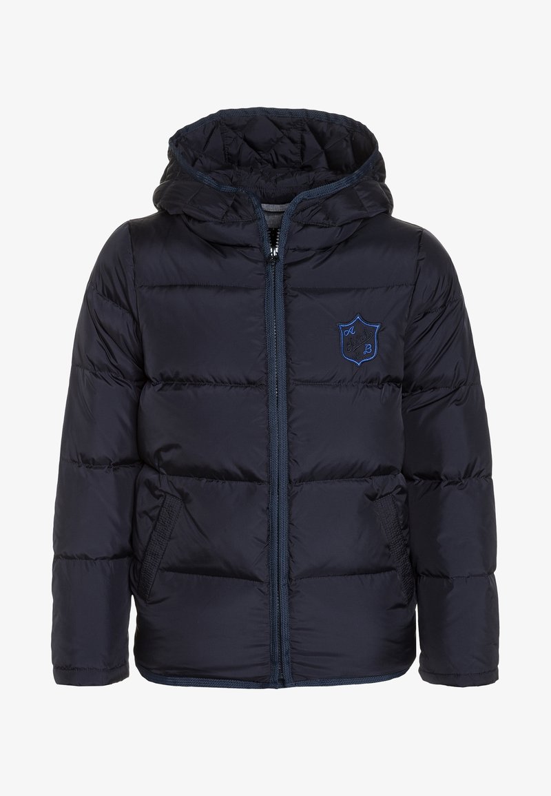 Veste matelassée pour enfants bleu marine avec capuche, fermeture éclair à l'avant, deux poches latérales et petit logo écusson brodé sur la poitrine.