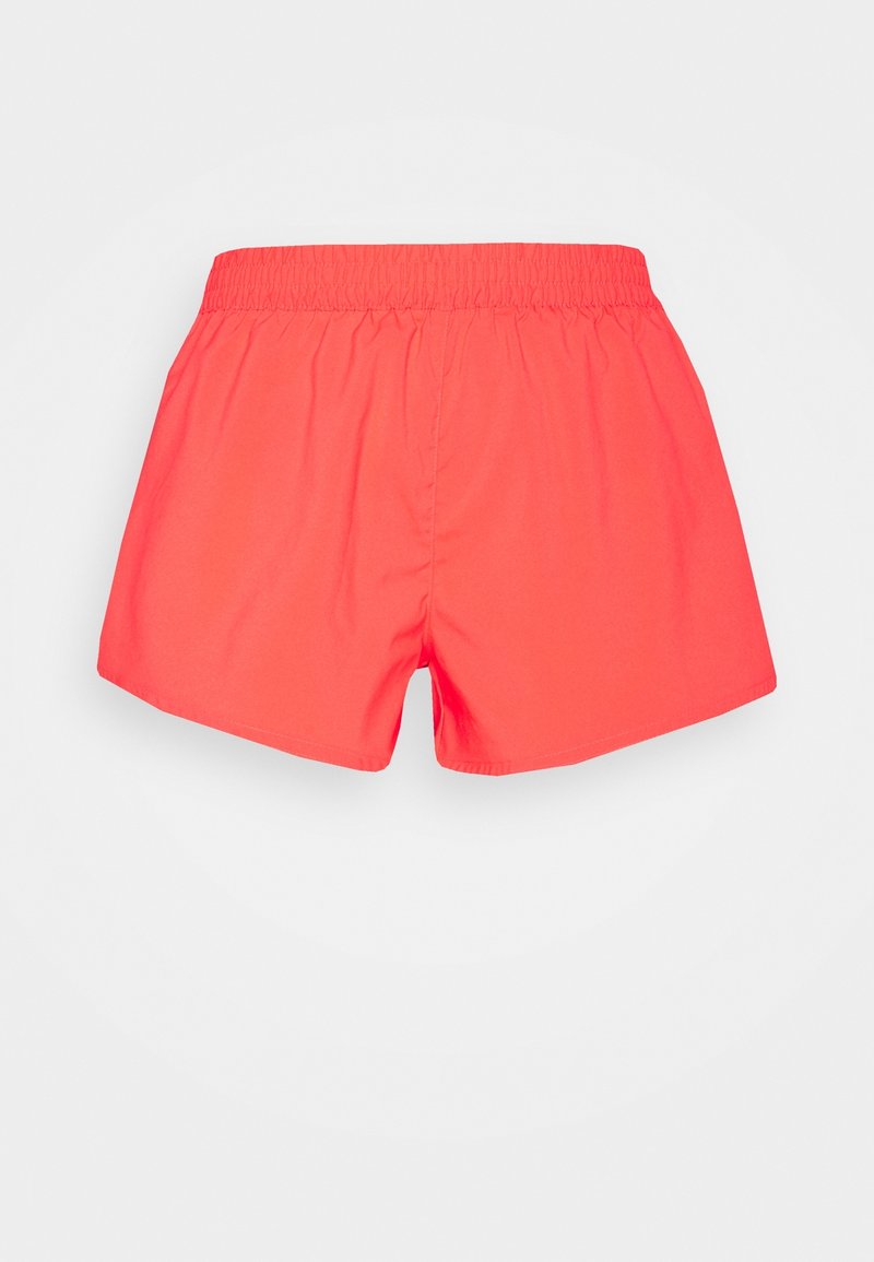 Neon-korallenfarbene Badeshorts mit elastischem Bund, in mittellanger Größe und glattem Stoff, auf einem weißen Hintergrund flach ausgelegt.