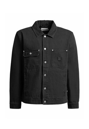 Fekete farmerdzseki fém gombos záródással, két mellzsebbel, gallérral és hosszú ujjakkal, fehér háttéren látható.