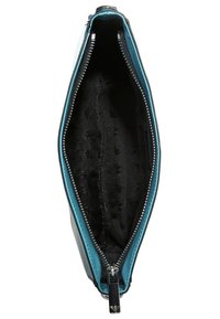 Teal konstläderpärm med dragkedja, som har ett svart mjukt inre med präglat mönster. Slät utsida med silverfärgade detaljer.