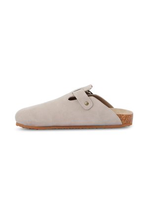 Jasnoszare klapki typu slip-on z regulowanym paskiem, wycięciami, korkową wkładką i gumową podeszwą zapewniające codzienny komfort i wsparcie.