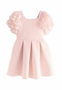 Vaaleanpunainen taaperomekko, jossa on pöyhistetyt kukalliset pitsihihat ja kohopainetut kirjainkuvioinnit yläosassa ja hameessa.