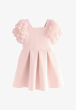 Hellrosa Kleinkindkleid mit gepufften Ärmeln aus floraler Spitze und erhabenen Buchstabenmustern auf Oberteil und Rock.