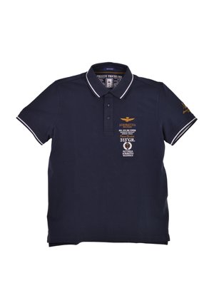 Polo shirt blu navy in cotone, con colletto e polsini a righe bianche, grafica sul petto e dettaglio del logo ricamato sulla manica.