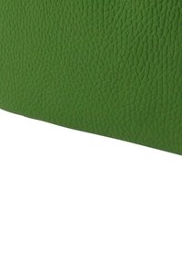 Groen lederen portemonnee met een gestructureerd oppervlak, voorzien van een gladde, afgeronde hoek en een strak, minimalistisch ontwerp.