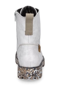 Srebrne skórzane botki za kostkę z teksturowaną podeszwą w brązowo-białe plamki, tylną pętelką do zakupu i subtelnymi detalami przeszycia.