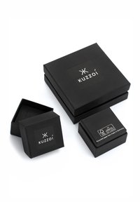 Schwarze Karton-Geschenkboxen in verschiedenen Größen mit dem Logo "Kuzzoi". Eine Box ist teilweise geöffnet und zeigt das schwarze Innere.