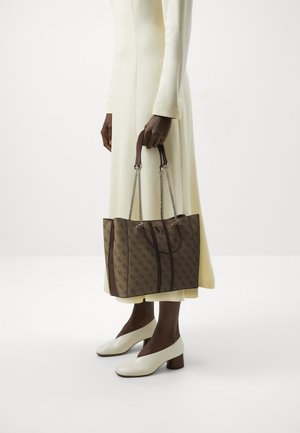 Guess NOREEN GIRLFRIEND CARRYALL - Bolso de mano - latte/brown