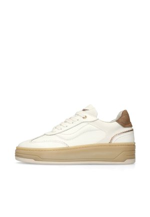 Weißer Sneaker mit niedrigem Schaft, beiger dicker Sohle, Schnürung vorne, strukturierten Einsätzen und braunem Wildleder-Fersenakzent, Seitenansicht.