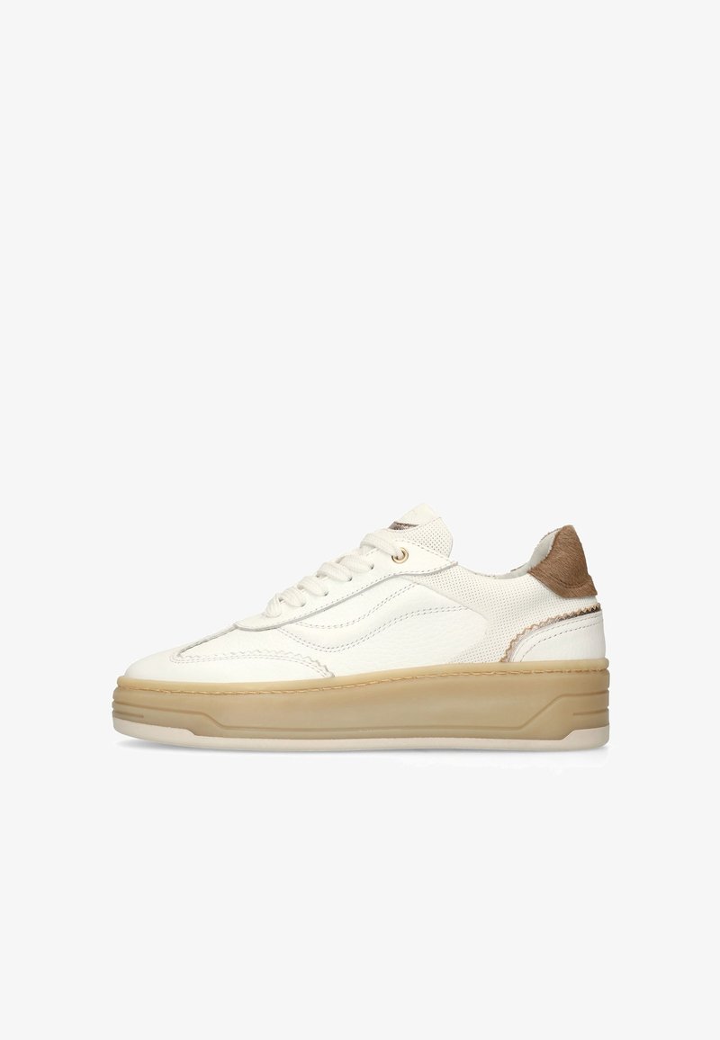 Baskets blanches basses avec semelle épaisse beige, laçage à l'avant, panneaux texturés et détail en daim marron au talon, vues de profil.