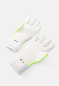 Vita målvakthanskar med fluorescerande gröna detaljer och elastiska manchetter. Har en slät yta med en tryckt etikett som säger "URG 3.0."