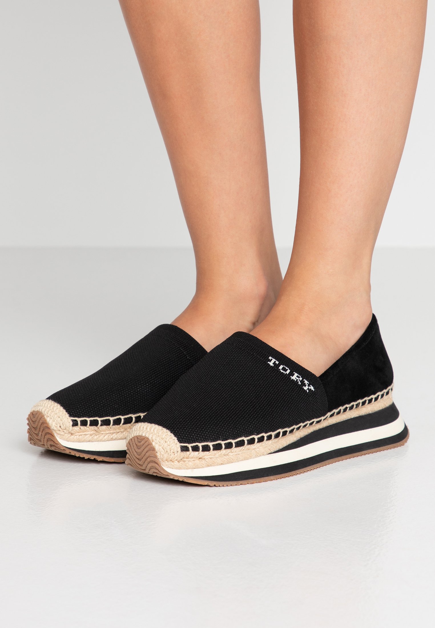 tory burch daisy logo trainer sneakers