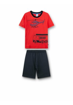 Maglietta rossa a maniche corte con colletto nero e stampe nere di elicottero e camion dei pompieri, abbinata a pantaloncini neri con vita elastica.