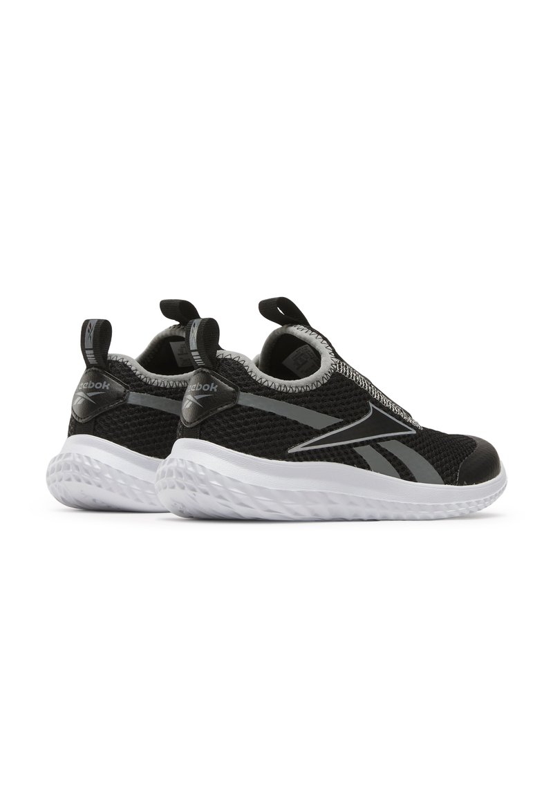 Zapatillas deportivas negras de malla con una suela blanca texturizada. Incluyen acentos grises y tiradores para facilitar el uso.